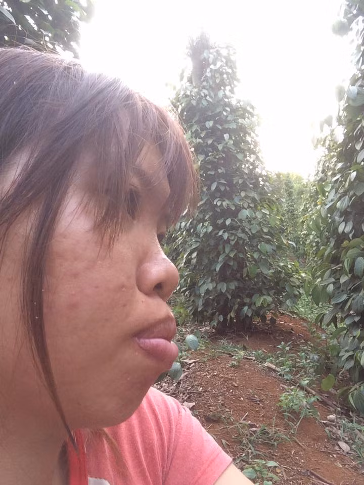 Thậm chí khi đã lập gia đình rồi, Kim Phượng cũng không được yên. "Anh hàng xóm gần nhà chồng rất hay nói xấu mình. Đỉnh điểm là khi qua nhà, thấy mình đeo một đôi bông tai, anh ấy đã thốt ra câu: 'Ôi xời, chuột chù đi giữa đồng hoa, tô son chát phấn vẫn ra chuột chù!' Mình không nói gì, nhưng thật sự lúc ấy buồn và tủi thân lắm... Sinh ra không ai muốn mình xấu xí, bố mẹ cũng muốn mình xinh chứ! Nhưng mà không được", Phượng trải lòng khi nhớ lại những ký ức đã qua.