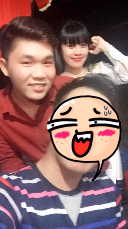 Minh Hiếu cho biết: "Mình không phải là người yêu mới của chị Hoàng Sang như mọi người đồn. Hoàng Sang là chị họ của mình, hơn mình những 6 tuổi lận. Dù là chị họ nhưng cả hai chơi với nhau khá thiết thiết như hai chị em ruột vậy".