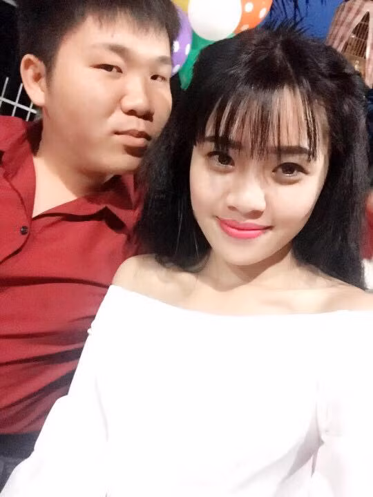 Cư dân mạng còn lùng ra được rất nhiều bức ảnh Hoàng Sang xuất hiện bên cạnh một chàng trai bí ẩn và phỏng đoán anh chàng này chính là người yêu hiện tại của cô nàng Đồng Nai xinh đẹp.