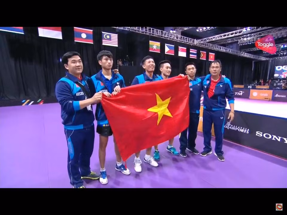 Cư dân mạng đặc biệt là các fan nữ ráo riết truy tìm trang Facebook cá nhân của tay vợt trẻ Nguyễn Anh Tú, để được chiêm ngưỡng thêm hình ảnh ấn tượng của anh sau khi bóng bàn Việt Nam giành HCV lịch sử tại SEA Games.