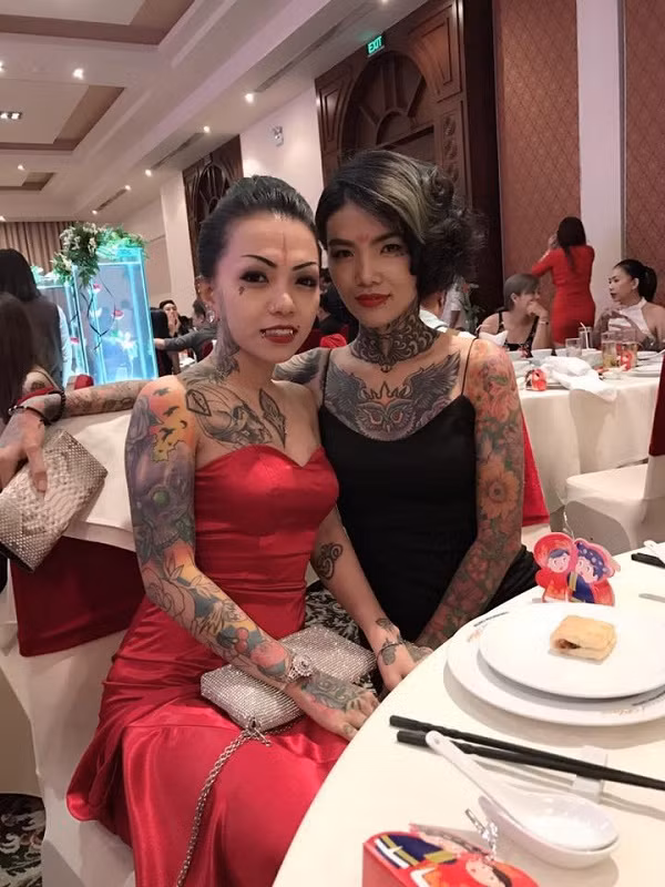 Trong số những gương mặt xuất hiện trong lễ cưới, có không ít người là những nghệ sĩ xăm mình có tiếng ở TP HCM.