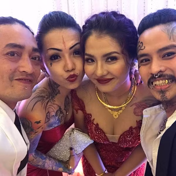 Mới đây, những hình ảnh về một đám cưới "chất chơi nhất hệ Mặt trời" tại TP HCM khiến dân tình không khỏi xôn xao, bàn tán. Khác với đám cưới khủng trước đó với dàn khách mời toàn sao hạng A của showbiz Việt, đám cưới lần này gây chú ý khi quy tụ những quan khách sở hữu hình xăm khủng trên người. Ảnh: Lân Trần/Facebook nhân vật/Facebook. 