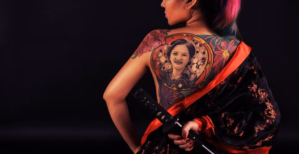 Nữ thợ xăm Sài thành quyết định xăm hình mẹ trên lưng sau khi mẹ cô đột ngột qua đời vì bệnh nặng. Mỹ Linh chọn xăm chân dung đấng sinh thành trên lưng như muốn cõng mẹ đi suốt cuộc đời và luôn có mẹ bên cạnh trong mỗi chặng đường cô đi qua.