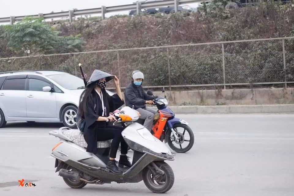 Sau sự xuất hiện của Bồ Tát, Tôn Ngộ Không hay Người Nhện thì mới đây, "500 anh em" lại phải bấn loạn trước hình ảnh của một "nữ kiếm hiệp" mặc trang phục samurai của Nhật Bản, đầu đội nón lá, vai mang thanh kiếm, cưỡi xe máy vi vu trên đường phố Việt. "Nữ ninja đi giày da đi xe tay ga", "Người yêu Sơn Tùng lạc trôi trên đường", "Cô Cô trên đường đến Tuyệt tình cốc"... là những biệt danh mà cư dân mạng đặt cho "nữ hiệp phiên bản Việt" này.