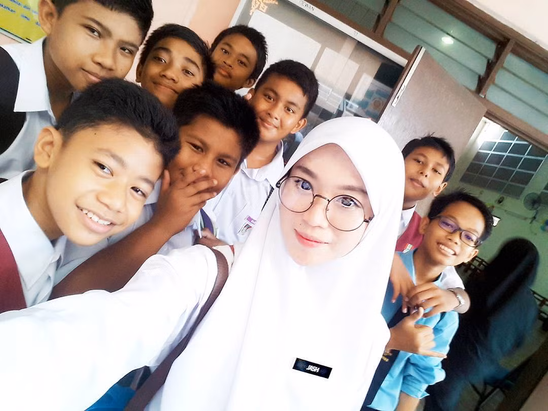 Nữ giáo viên cấp 2 thu hút rất nhiều sự chú ý trong và ngoài trường học với vẻ ngoài trẻ trung cũng như sự hòa đồng, gần gũi với những học trò của mình.