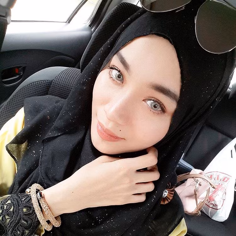 Cô giáo người Malaysia không những xinh đẹp lại thân thiện hòa đồng khiến bao chàng muốn một lần được nghe cô giảng bài.