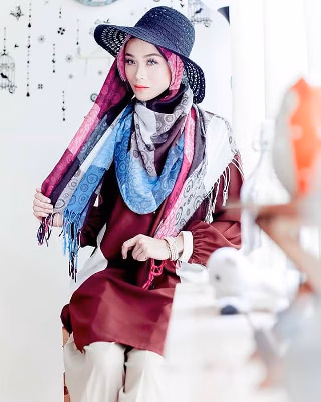 Mặc dù là tín đồ của chiếc khăn Hijab - trang phục truyền thống của người phụ nữ theo đạo Hồi nhưng Nur Farahain vẫn là một fashionista thực thụ nhờ khả năng cảm thụ thời trang của mình.