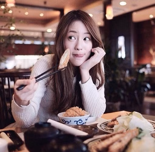 Sở dĩ Pimtha được dân mạng Thái Lan gọi là "hot girl tham ăn" hay "thiên thần ăn uống" là bởi vì trong suốt thời gian qua những bức ảnh ăn uống là "vũ khí" giúp Pimtha "cưa đổ" cả triệu fan.