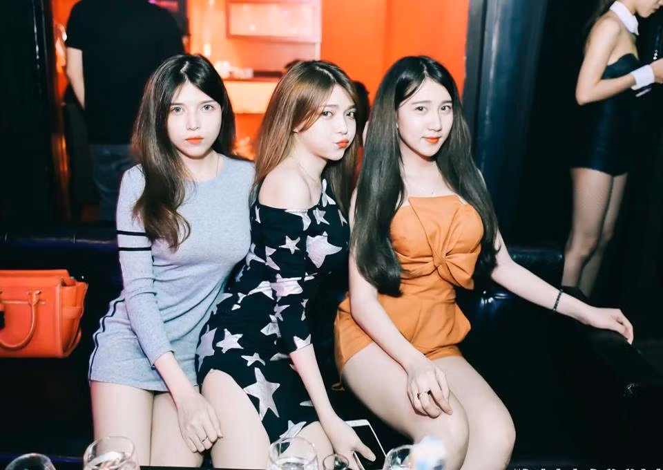 Đi tới đâu, 3 chị em nhà họ Hồ cũng thu hút sự chú ý nhờ ngoại hình cũng như phong cách ăn mặc. Cả ba đều có sở thích đi du lịch và chụp ảnh "tự sướng". Ảnh: FBNV. 