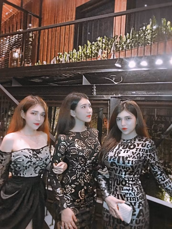 Hồ Ngọc Thanh Tuyền, Hồ Ngọc Ý Nhi và Hồ Ngọc Thanh Giang (từ trái qua phải) gây chú ý ngay từ cái nhìn đầu tiên khi sở hữu nước da trắng ngần, khuôn mặt xinh đẹp và chiều cao lý tưởng gần 1m70.