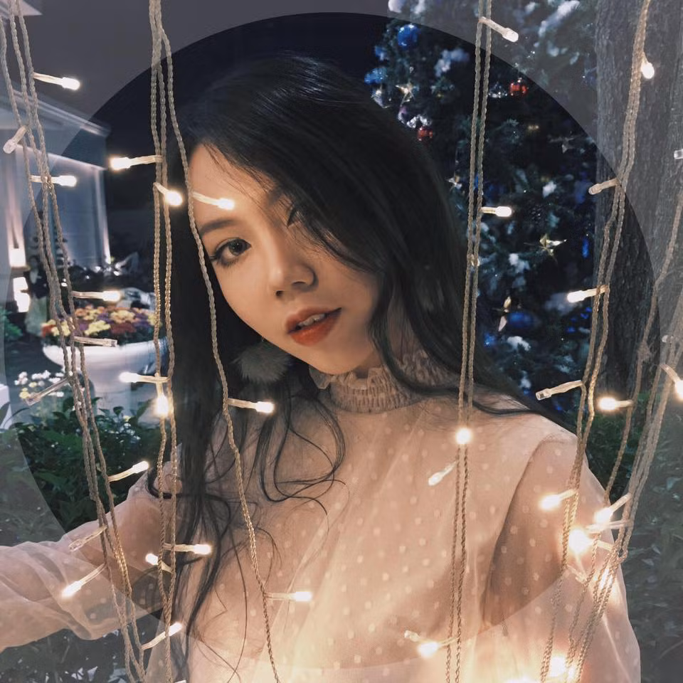 9X Hà thành thừa nhận có thói quen ngồi như con trai, nhưng thường chỉ khi có một mình. Thói quen và cá tính ấy với Hạnh là điều bình thường, miễn sao không gây phản cảm ở chốn đông người.