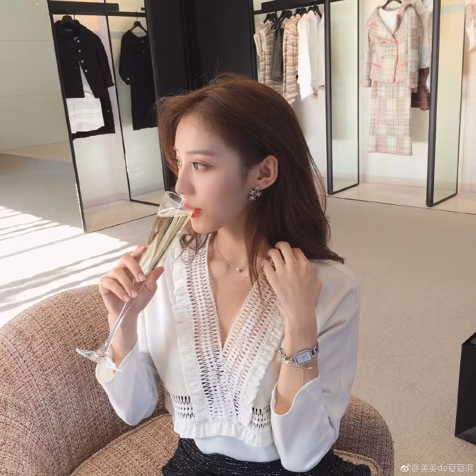 Vốn đã nổi tiếng trên mạng xã hội Trung Quốc nhờ thân hình quyến rũ và cuộc sống sang chảnh, Gia Hân mới đây lại càng nhận được nhiều sự chú ý sau bức ảnh "dìm hàng" hài hước. Ảnh: Weibo.