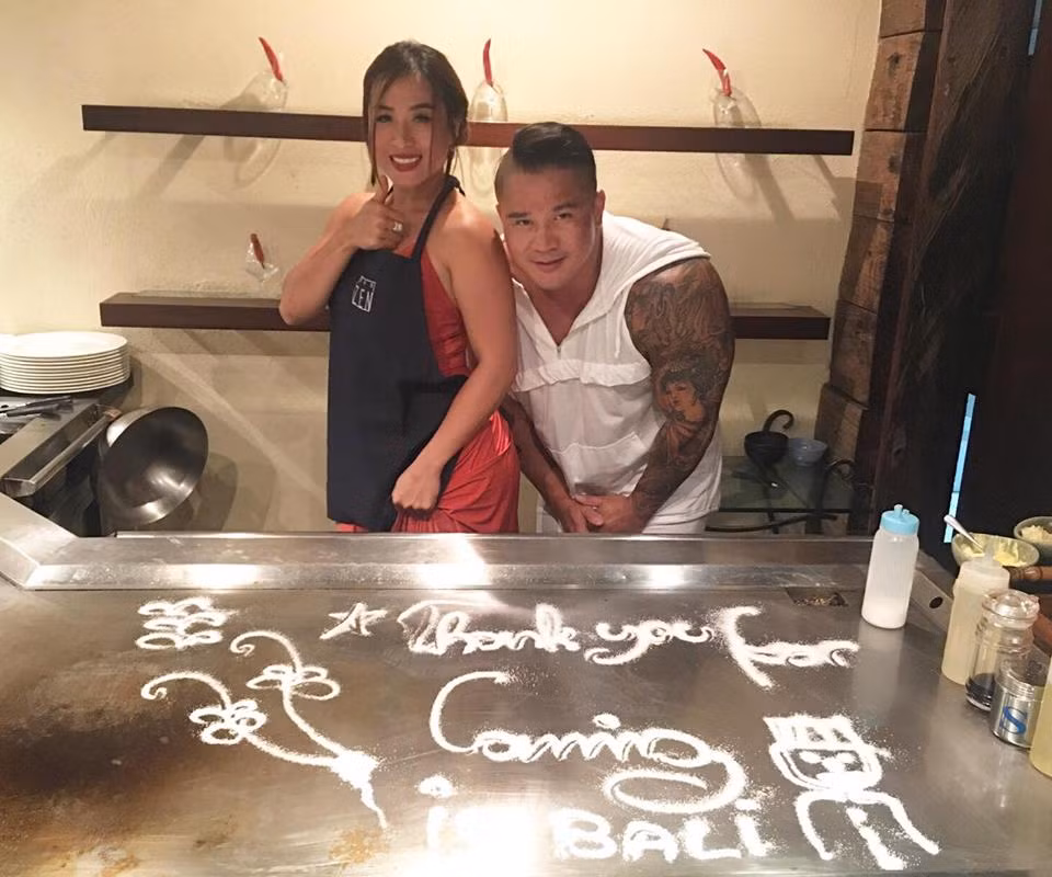 Và câu chuyện tình đẹp bất chấp khoảng cách địa lý ấy kết thúc bằng màn cầu hôn vô cùng lãng mạn trên nóc một tòa tháp cao nhất Thái Lan. Mặc dù đang trên đà phát triển của sự nghiệp nhưng với tình cảm chân thành mà Thanh Hiền dành cho mình, Phương Thúy sẵn sàng lựa chọn việc đi bất cứ nơi đâu để được ở bên người đàn ông mình yêu.