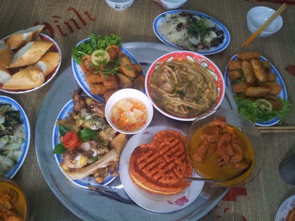 Ngày Tết, chị em không khỏi "bùng cháy" khi nghĩ đến cảnh một tay phải lo hết công việc, cỗ bàn.