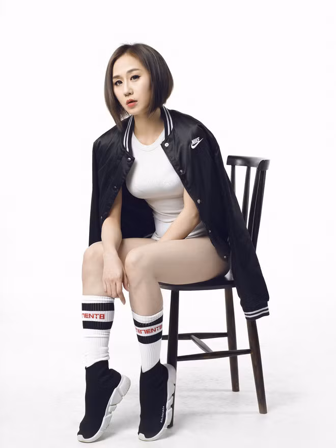 Vẫn với mái tóc ngắn trẻ trung và thân hình nóng bỏng, sự trở lại lần này của "bản sao DJ Soda" trong bộ ảnh mới được nhiều cư dân mạng nhận xét là càng ngày càng giống bản chính.