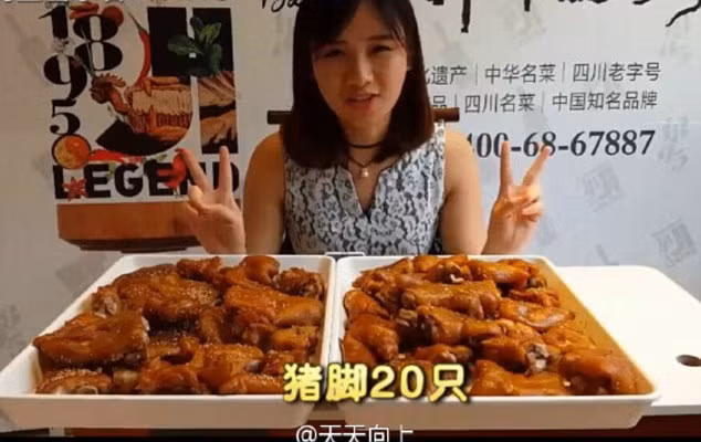 Mi từng gây sốt khi chén bay 20 chiếc móng lợn sốt hay ăn hết 12 bát mì một lúc.