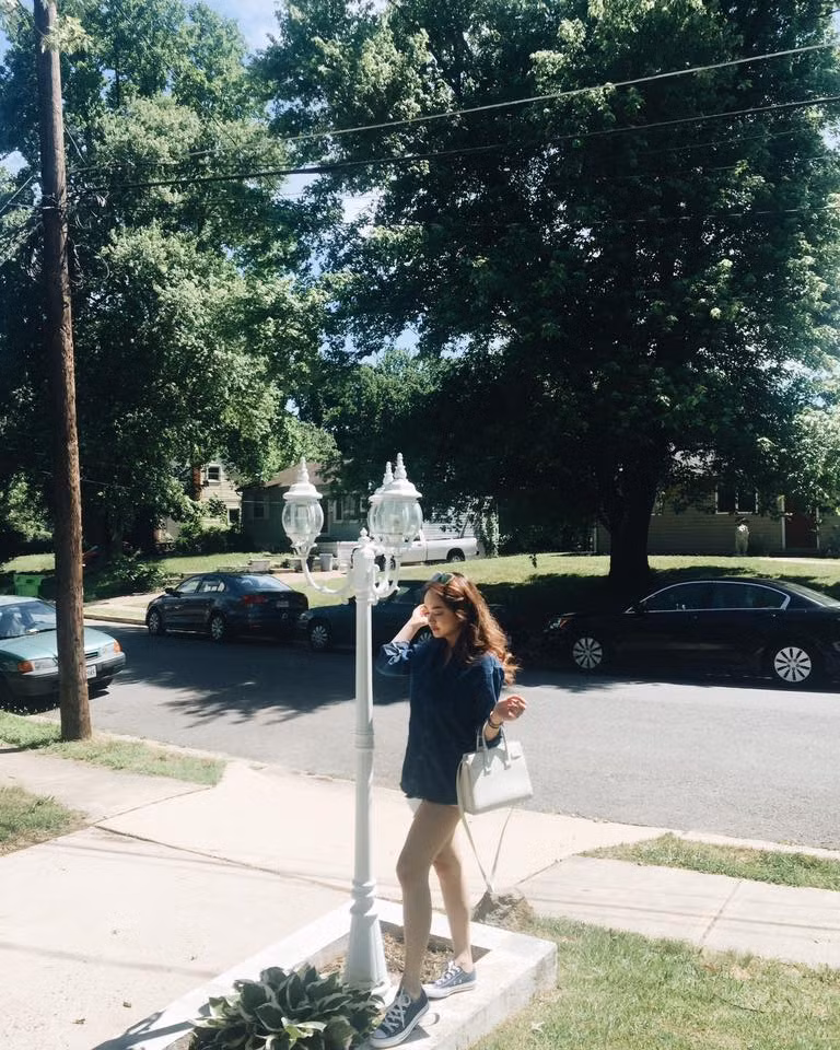 Hot girl môi dày xinh đẹp kiêu sa thả dáng trên đường phố của nước Mỹ.