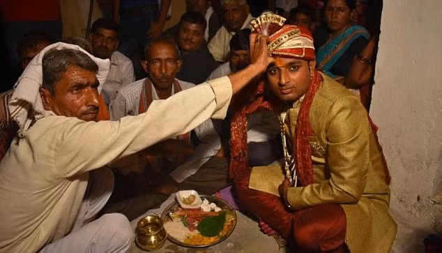 Chu re bi ban gai cu bat coc ngay trong dam cuoi