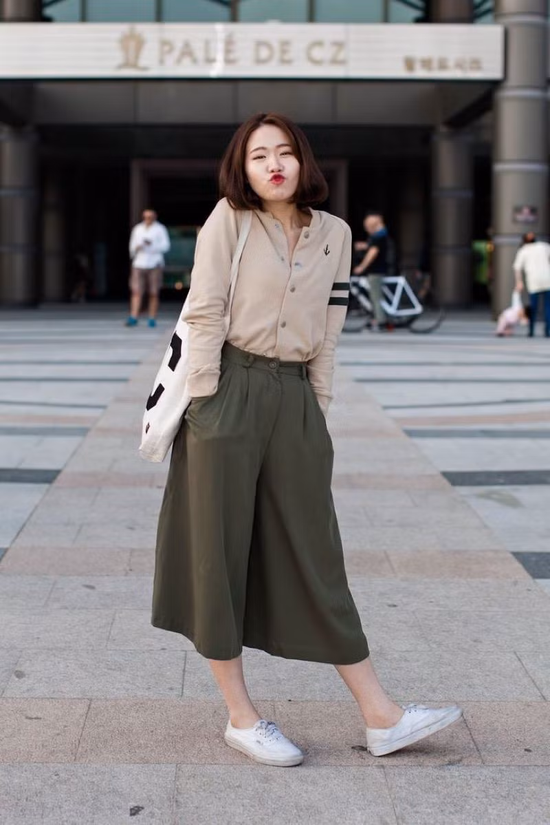 Còn quần phải trên đầu gối ít nhất 10cm.