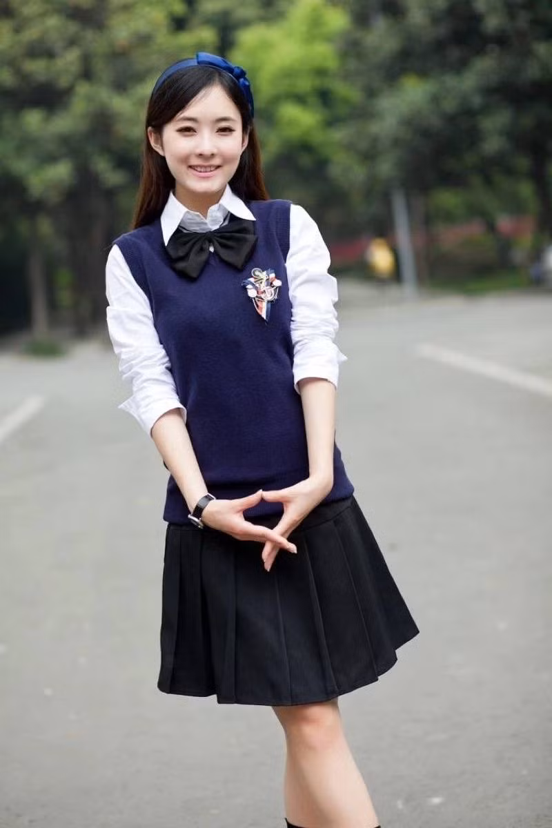 Cụ thể, những nữ sinh này phải mặc váy cách đầu gối 5cm.