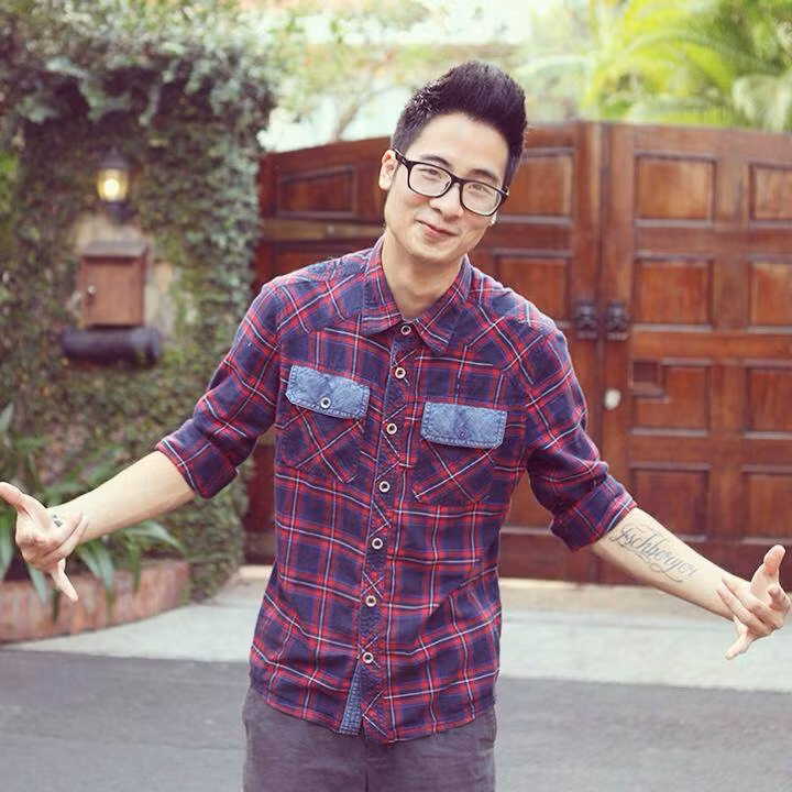 Ngoài sự hài hước và kiến thức sâu rộng trong nhiều lĩnh vực, Đức Việt còn có được một lượng fan đông đảo nhờ ngoại hình thư sinh và nụ cười duyên của mình.