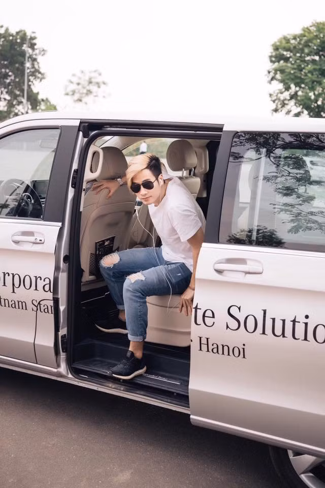 Sau khi cùng Á hậu Tú Anh và ca sĩ Noo Phước Thịnh tham gia làm giám khảo cho Chim Xanh 2015 - cuộc thi lập trình trò chơi trên thiết bị di động được phát sóng trên VTV, hot vlogger JVevermind chỉ cập nhật một số hình ảnh cá nhân đi thăm thú một địa điểm nào đó và những blog được anh cho ra lò cũng không thường xuyên như trước nữa. Ảnh: Facebook, Instagram nhân vật.