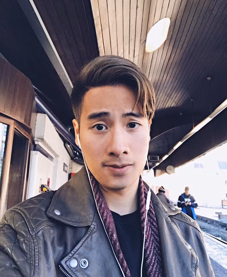 Kiểu tóc mới này khiến anh chàng hot vlogger trông có phần trưởng thành và chững chạc hơn trước khá nhiều.