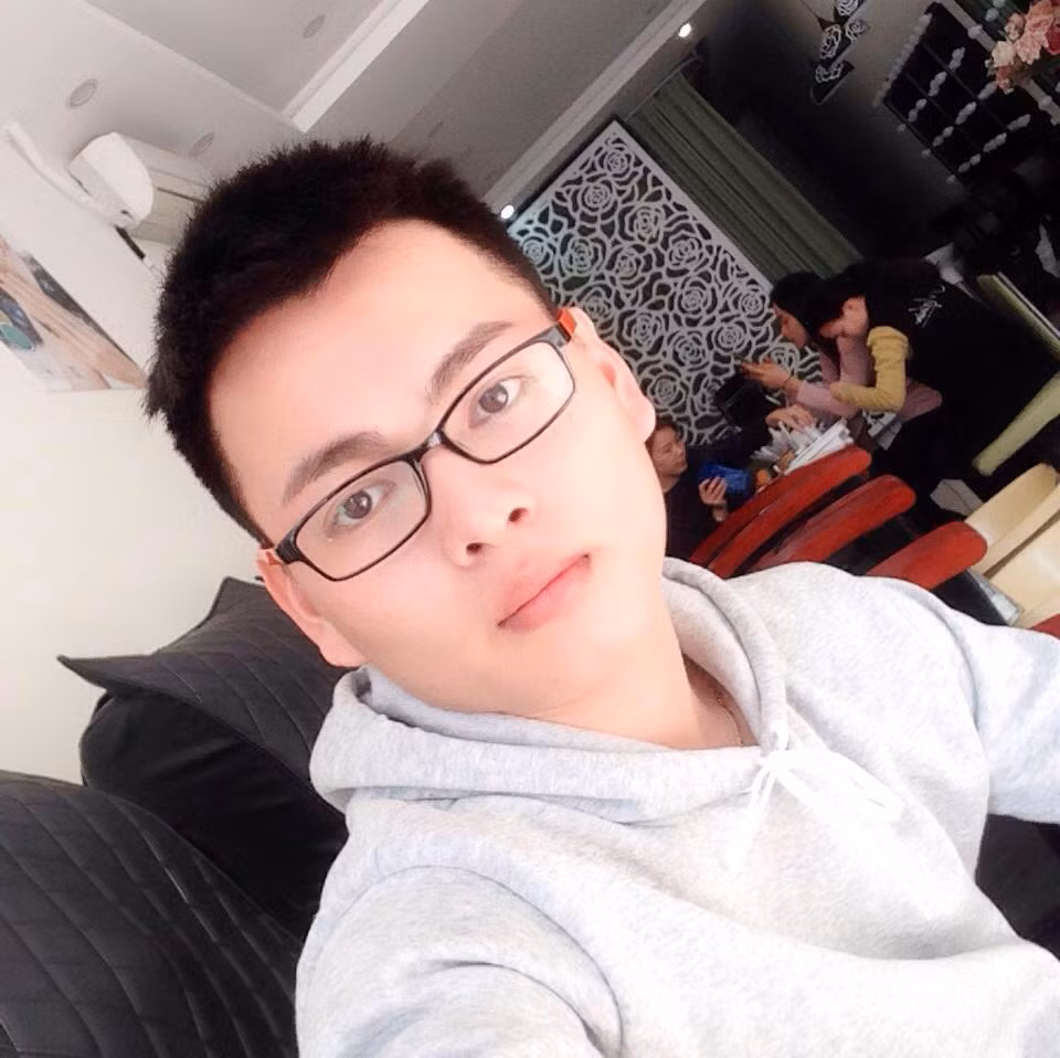 Gương mặt điển trai của Đức Anh sau những bức ảnh giả gái gây sốt. Ảnh: FBNV.