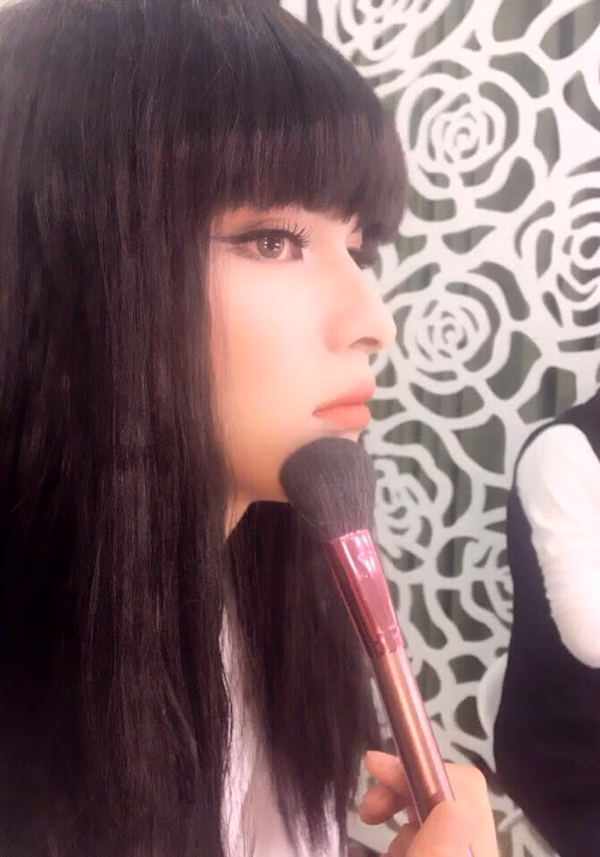 Được biết, chàng trai với biệt tài trang điểm "hô biến" khuôn mặt nam tính của mình thành khuôn mặt một cô gái xinh đẹp đang gây bão mạng xã hội hai ngày nay có tên Đức Anh (quê Bắc Giang) - thợ trang điểm của một Trung tâm chăm sóc sắc đẹp tại Hà Nội.