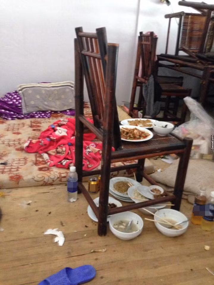 L.Tôm's "tố" T.T là hot girl ở bẩn, nhìn thì trắng trẻo, xinh đẹp sang chảnh nhưng khi đến nhà người khác chơi suốt gần một tuần thì lại không biết ý, ăn, ngủ tại chỗ từng ấy ngày mà bát đũa chất thành đống không rửa, phòng thì không chịu dọn dẹp.