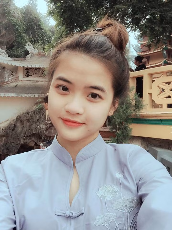 Chia sẻ với PV Kiến Thức, cô gái 9X quê Bắc Giang (ảnh) cho biết, mẹ của Linh năm nay đã 46 tuổi. Không chỉ là mẹ của hai cô con gái (cô con gái lớn sinh năm 1990), mẹ của Linh còn đã lên chức bà ngoại.