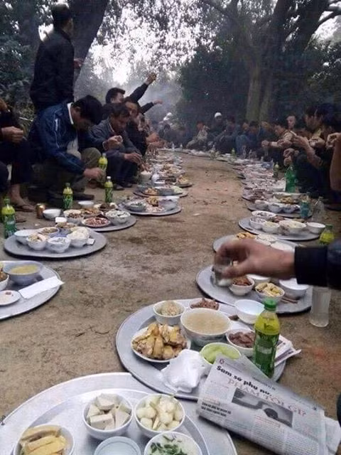 Tuy nhiên, vẫn còn nhiều chia sẻ khác nhau xung quanh ý nghĩa của phong tục này. Một số ý kiến cho rằng đây là lễ mở núi hay mở rừng đầu năm. Mỗi nhà làm một mâm lễ cúng trên đường cả bản thường vào rừng hay lên nương. Có bạn lại khẳng định đây là lễ đình, không phải ăn cỗ giữa đường làng như nhiều thông tin lan truyền trên mạng. Mỗi người trong họ đình phải mang đồ ăn đến rồi ngồi với nhau. Một vài ý kiến khác cho đây là lễ cúng Thổ công, một phong tục ở Lạng Sơn... Còn nhiều thắc mắc nhưng đa phần người xem đều cho rằng dù là phong tục ở đâu thì đây vẫn là một nét văn hóa độc đáo.