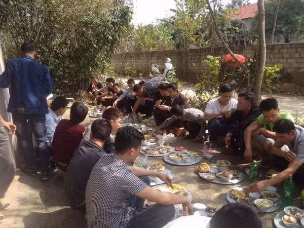 Chính vì độ hoành tráng và độc đáo đó mà nhiều dân mạng gọi đây là " bữa cỗ chất nhất Vịnh Bắc Bộ", hay "con đường rượu thịt dài nhất Việt Nam". Xung quanh những bức ảnh này cũng xuất hiện không ít những đồn đoán về địa điểm diễn ra. Đa phần dân mạng cho rằng hình ảnh trên được chụp tại một vùng quê ở Lạng Sơn.