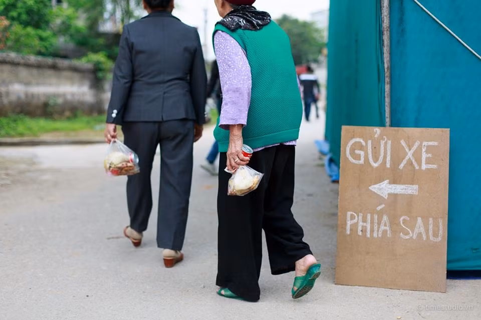"Đi ăn cỗ lấy phần về" cũng là một phong tục từ lâu ở một số tỉnh đồng bằng Bắc Bộ. Ảnh: Tin tức Nam Định.