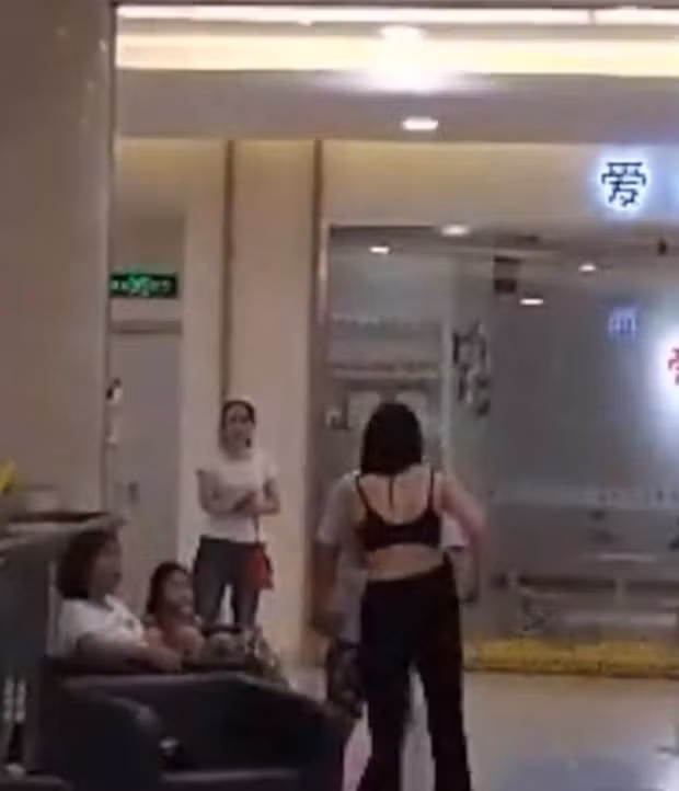 Không hài lòng với thái độ đó của vợ cũ, anh chồng tiếp tục lớn tiếng: "Quần áo cô đang mặc cũng là do tôi mua".