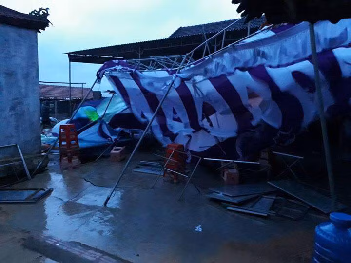 Ai cũng xót xa khi chứng kiến cảnh rạp cưới tan hoang sau bão. Ảnh: FB.