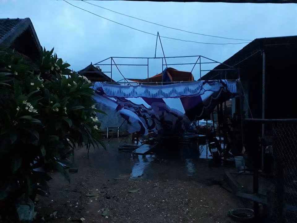 Rạp dựng đám cưới bị bão số 2 quật ngã. Ảnh: FB.