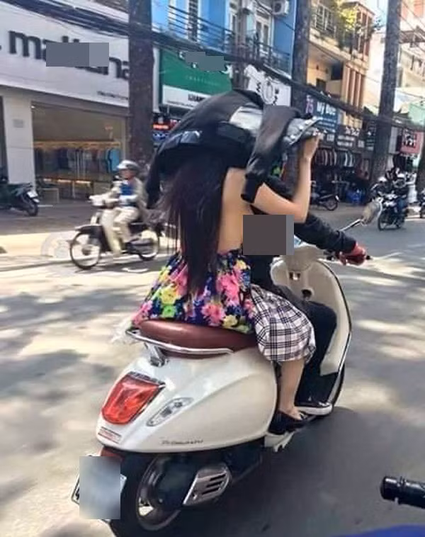 Cô gái trẻ này cố gắng giơ chiếc áo lên đầu để tránh nắng nhưng lại vô tình để lộ "vùng nhạy cảm" chỉ vì váy áo quá hở hang. Ảnh tổng hợp từ Facebook.