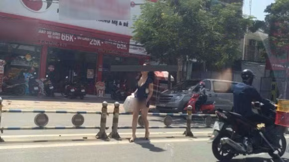 Hành động "hồn nhiên như cô Tiên" của "chị gái" này, được cho là diễn ra ngay tại một con phố đông đúc giữa lòng Hà Nội, khiến người đi đường phải "nóng mặt". Bất chấp những ánh mắt ngạc nhiên hướng về mình, quý cô sành điệu này tỏ vẻ khá bình thản như chưa có chuyện gì xảy ra.