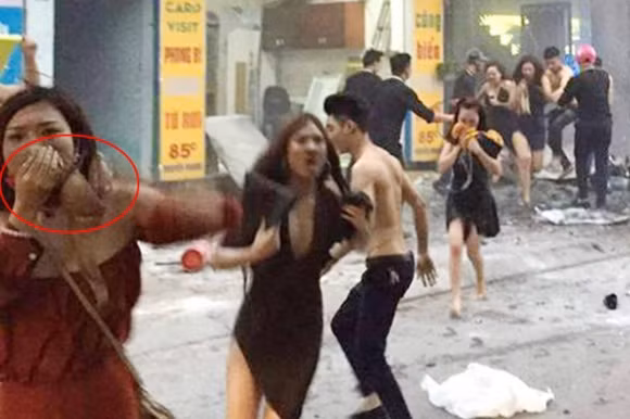 Gần 1 năm trước, vụ cháy quán karaoke 8 tầng trên phố Nguyễn Khang, Hà Nội với bức ảnh một cô gái có tên Lê Thị Bích (Bích Cherry) bịt mũi bằng áo ngực chạy ra ngoài thoát thân từng gây "bão" trên mạng xã hội. Hành động "nhạy cảm" của cô gái này được dư luận tập trung soi xét khá nhiều, nhờ vậy cô nàng bỗng nhiên trở thành nhân vật được nhiều người chú ý, khai thác những thông tin cá nhân.