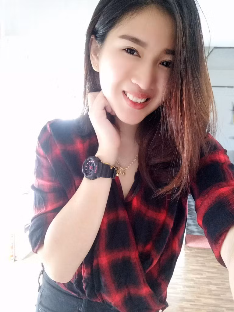 Nhiều dân mạng còn nói đùa rằng muốn "bị bắt" bởi nữ cảnh sát xinh đẹp. "Làm ơn bắt tôi đi. Làm bất cứ điều gì mà cô muốn!", một thành viên bình luận hài hước. Ảnh: Facebook.