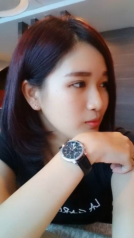 Mới đây, mộ t nữ cảnh sát Malaysia khiến cư dân mạng nước này phải "xắn tay" truy tìm thông tin sau khi những bức ảnh của cô được chia sẻ lên mạng xã hội. Ảnh: Facebook.