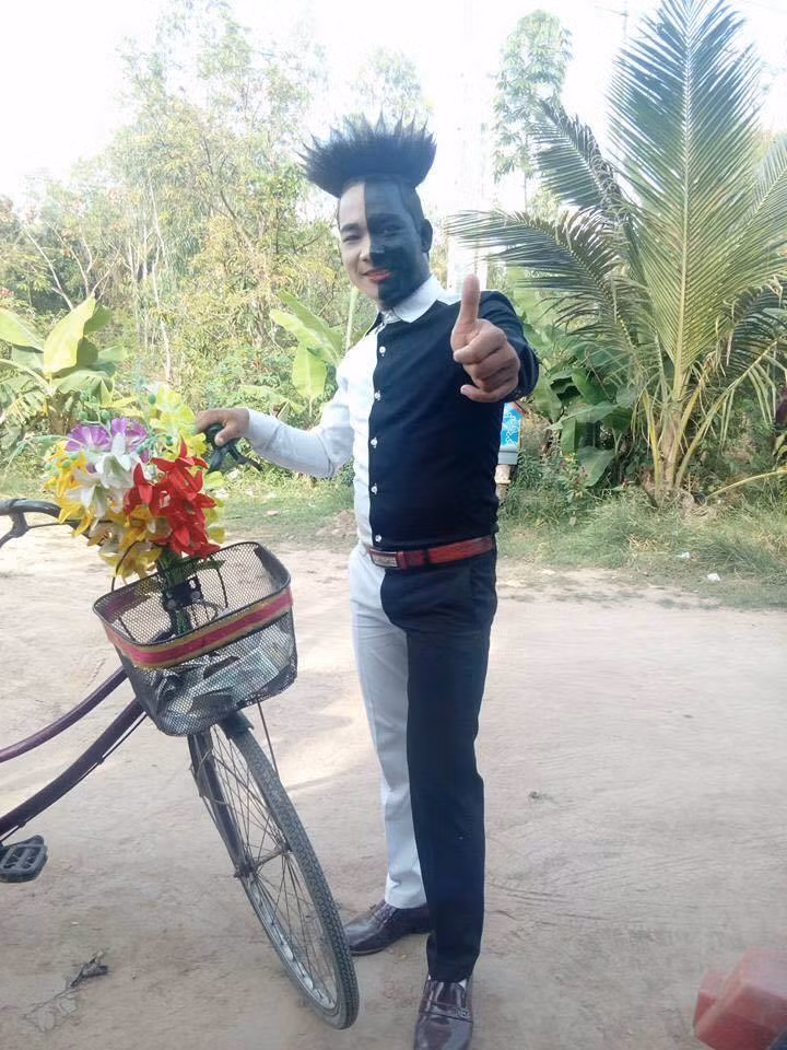 Vô tình bắt gặp một " quái nhân đường phố" nào đó, nhiều bạn trẻ Việt thường có thói quen chụp lại và chia sẻ bức ảnh đó lên mạng để mọi người cùng bàn tán. Ảnh: Facebook.