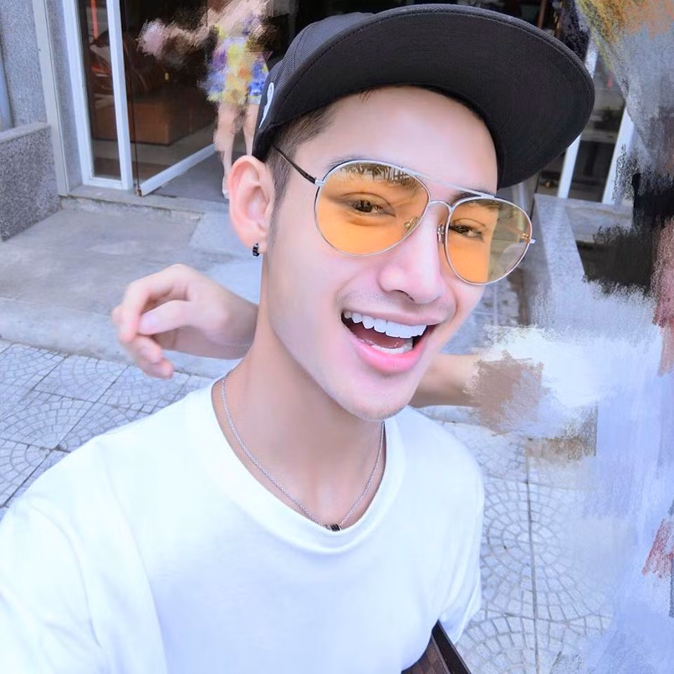 Tạm hài lòng với khuôn mặt có được sau khi "đập đi xây lại", Chu Khả Hiếu hiện đang cố gắng rèn luyện để có một thân hình cân đối và quyến rũ. Hành trình lột xác đầu đau đớn của chàng hot boy Hà thành cũng nhận được rất nhiều bình luận trái chiều của cộng đồng mạng.