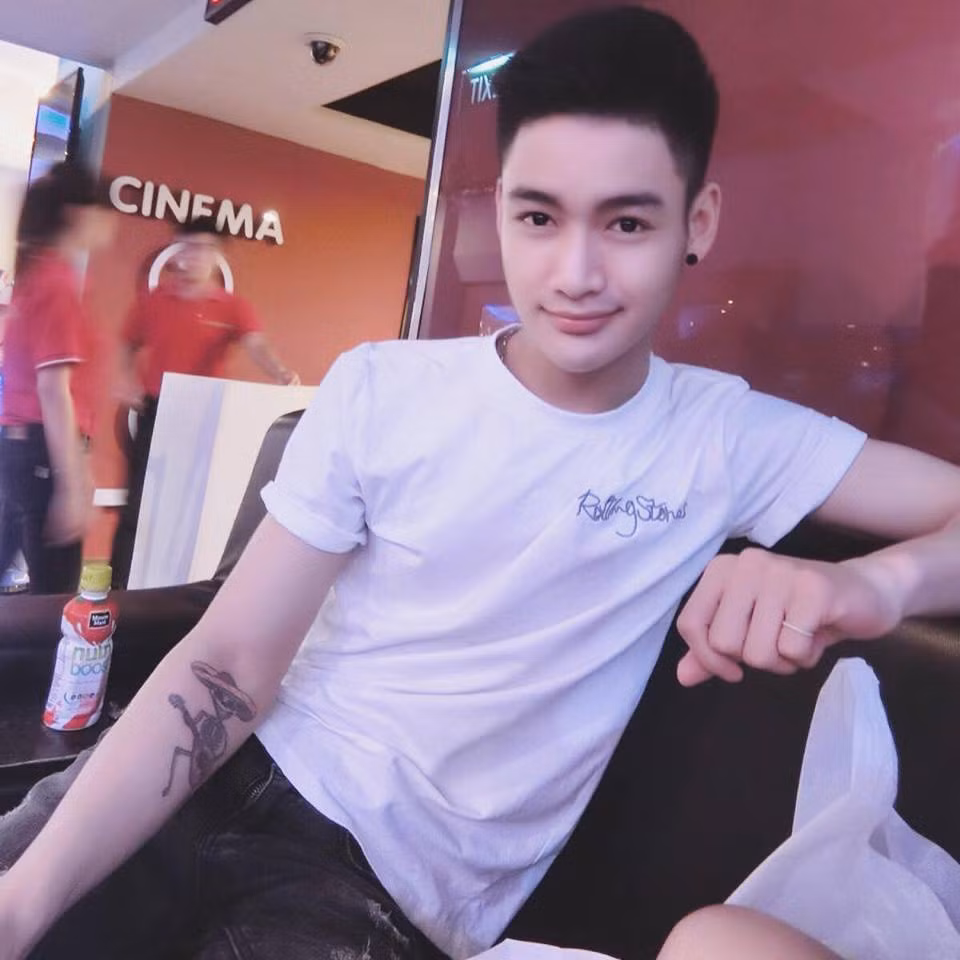 Mỹ nam đồng tính chia sẻ thêm về quá trình phẫu thuật thẩm mỹ của mình: "Đầu tiên là mình mất tự tin về chiếc cằm, cằm vừa ngắn vừa lẹm lại còn bị lệch nữa. Một buổi sáng đẹp trời mình quyết định một mình đi làm cằm, tiêm tê nhiều đến mức mình không nhớ. Bác sĩ ấn mạnh cằm silicon mới vào. Cảm giác thật là sợ vì đó là lần đầu tiên mình PTTM. Khi về nhà, tan thuốc tê, đêm đầu tiên như một cực hình. Mặc dù đã uống thuốc giảm đau nhưng mình vẫn đau, rên cả đêm luôn. Cảm tưởng 1 vết nhiệt miệng đã quá đau rồi đây là cả vết khâu dài trong miệng. Sau đó, mình bị đau hết răng hàm dưới, ăn cháo hút sữa 5 ngày, bị móm và nói ngắn lưỡi mất 1 tháng. Giờ mình đã được chiếc cằm như ý. Lưu ý cho các bạn muốn làm cằm rằng: "Mồm móm thì không nên làm cằm".