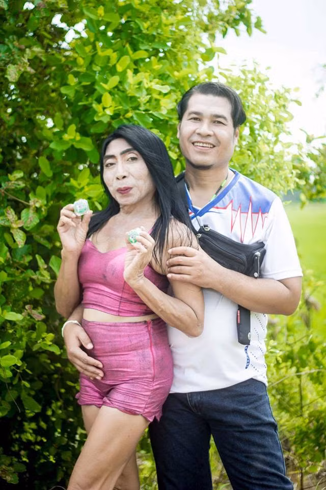 Trong khi dân tình đang mải chế giễu mình thì bà già thô kệch này lại khiến nhiều người phải "câm nín" khi tung ra loạt ảnh vô cùng tình tứ bên một người đàn ông cao to, lực lưỡng được cho là bạn trai kém tuổi bà Sitang.