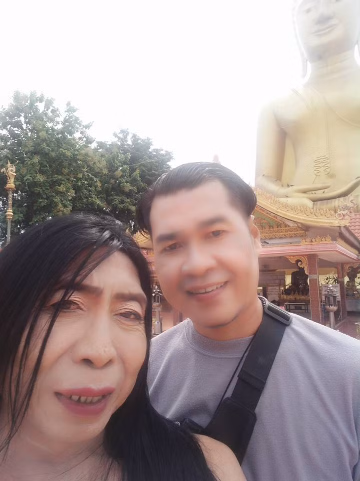 Cư dân mạng Thái Lan cho rằng, bà Sitang quả là lợi hại khi tuổi cao như vậy mà vẫn kiếm được một người bạn trai vừa trẻ tuổi hơn mình lại còn tài giỏi.