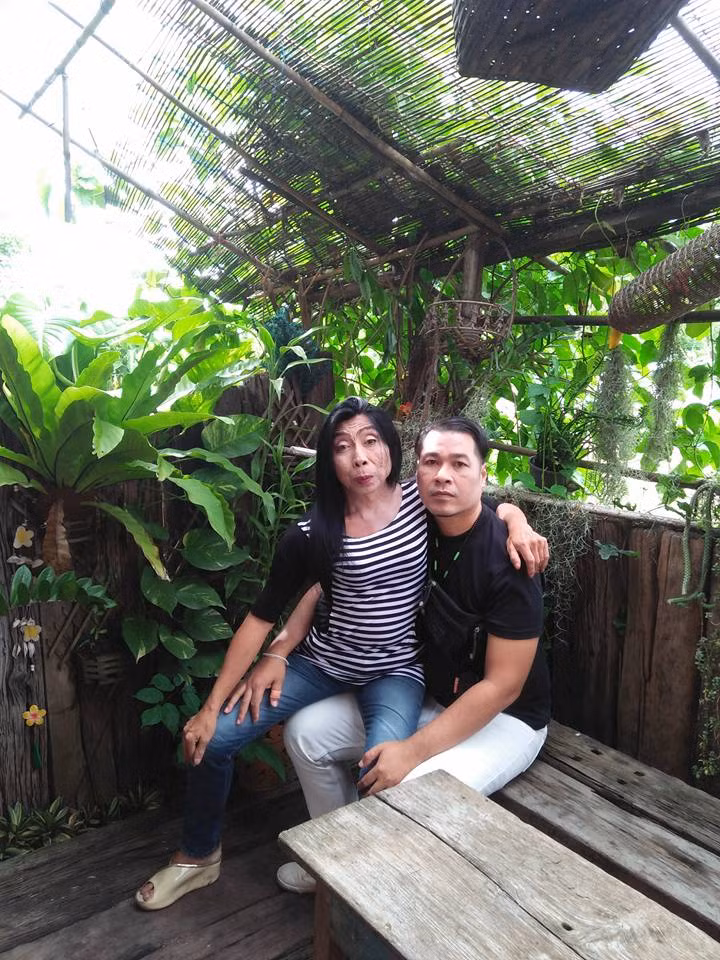 Cả hai còn thường xuyên chia sẻ những khoảnh khắc đi du lịch cùng nhau không khác gì những đôi trẻ đang ở giai đoạn thăng hoa trong tình yêu.