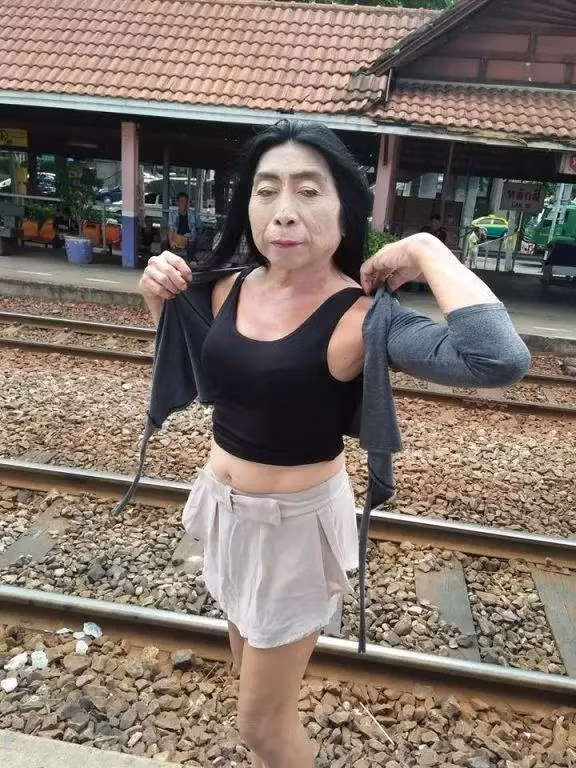 "Thuc nu gia chat" yeu mot luc hai trai dep gay bao