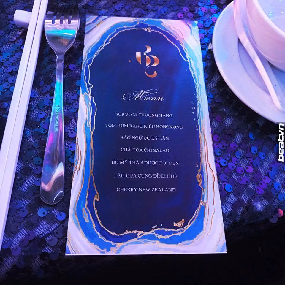 Ngoài không gian hoành tráng cùng dàn khách mời toàn sao, thực đơn những món ăn được phục vụ trong tiệc cưới của cặp đôi này càng khiến nhiều người người phải "tròn mắt" vì độ xa hoa của nó gồm bào ngư, tôm hùm, vi cá...